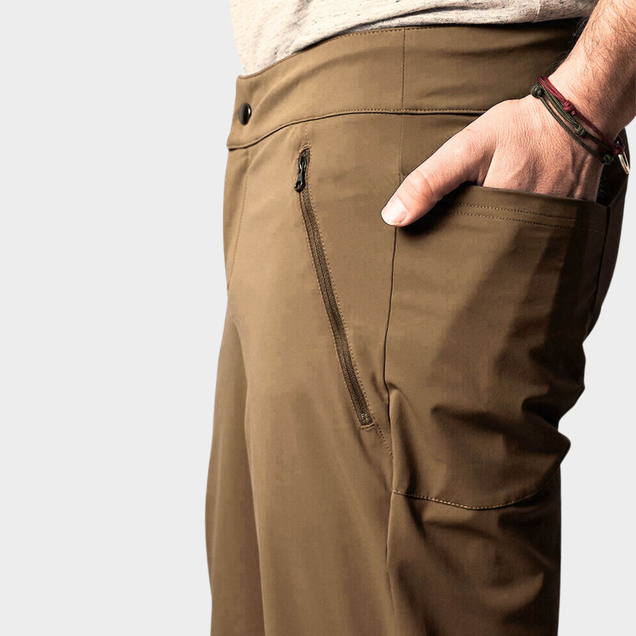 EU-phoric Lightweight Adventure Pants Braun | Technik trifft Alltag