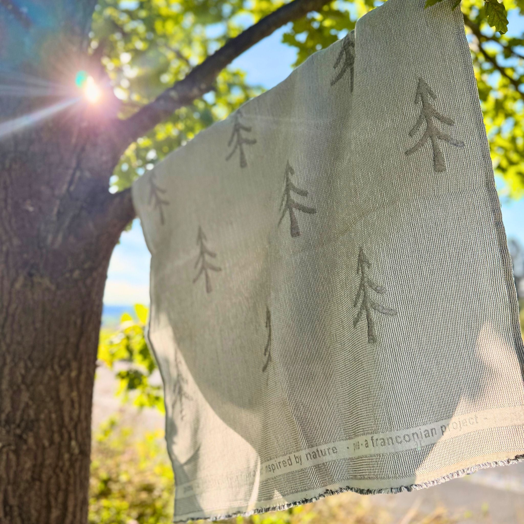 Fichtenliebe 3D Forestfibre Camping Handtuch Grau
