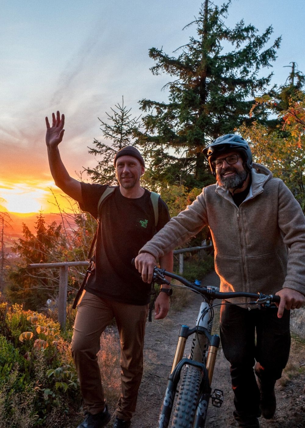 picea Gründer beim Wandern und Fahrradfahren im Fichtelgebirge bei Sonnenuntergang