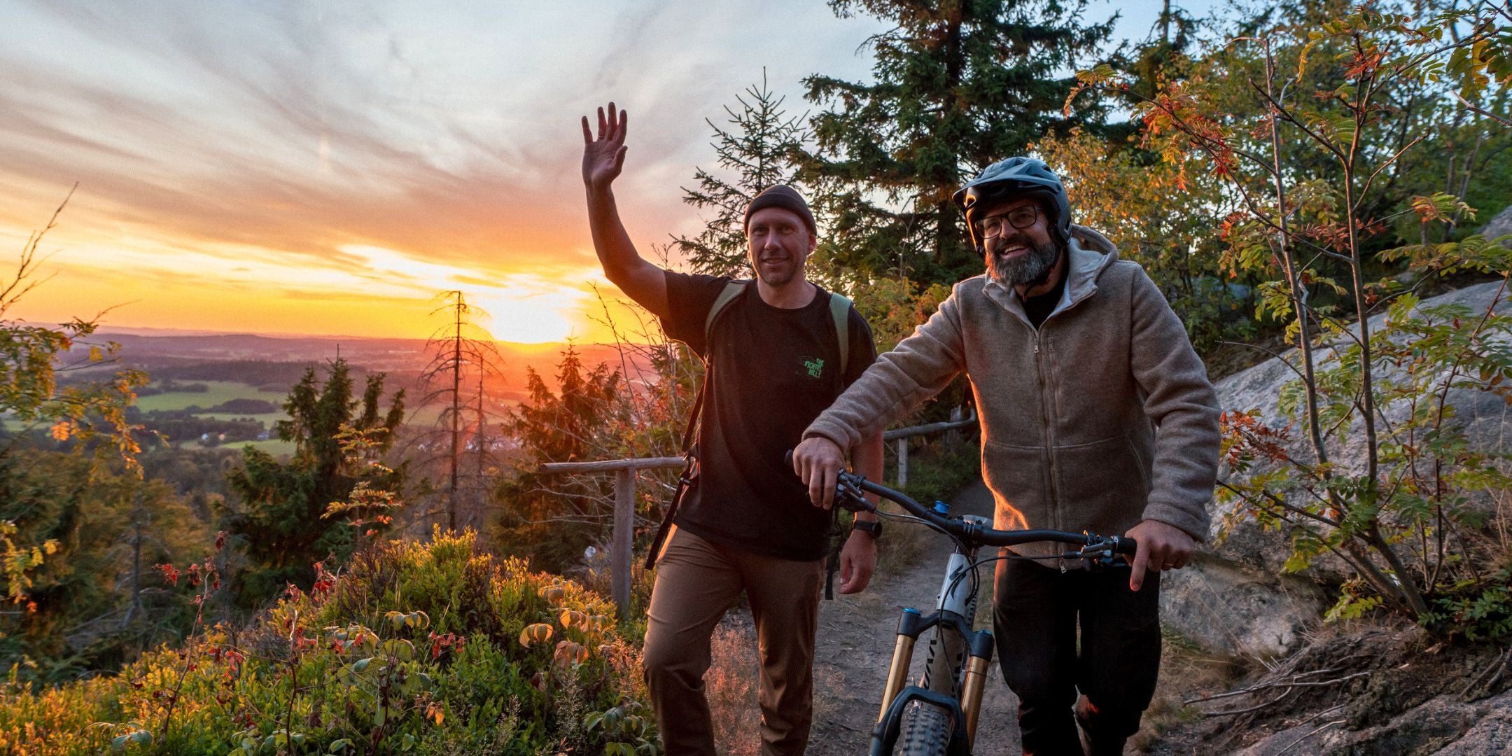 picea Gründer beim Wandern und Fahrradfahren im Fichtelgebirge bei Sonnenuntergang