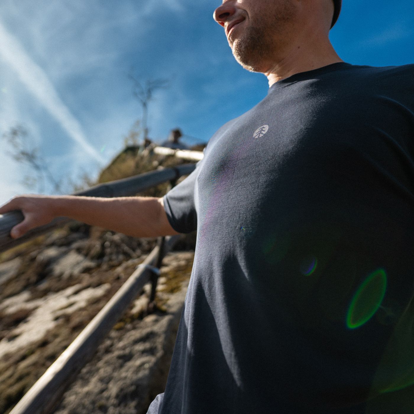 Person trägt ein picea T-Shirt aus hochwertigem Material direkt auf der Haut