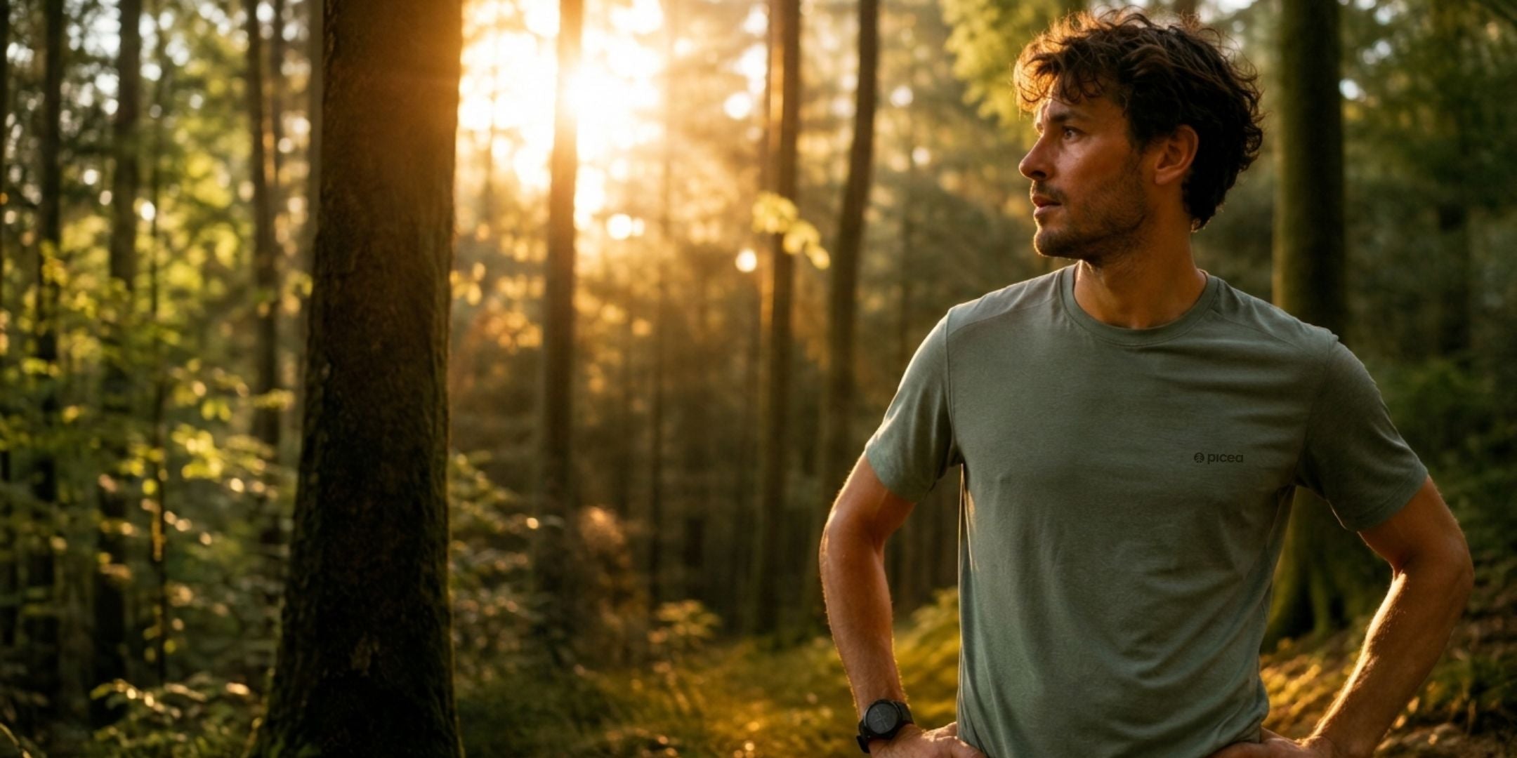 Sportler im picea SMARTCEL™ T-Shirt im Wald bei warmem Sonnenlicht